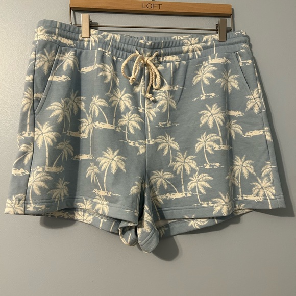 2 piece crop sweatshirt and shorts in size large. - Picture 12 of 12